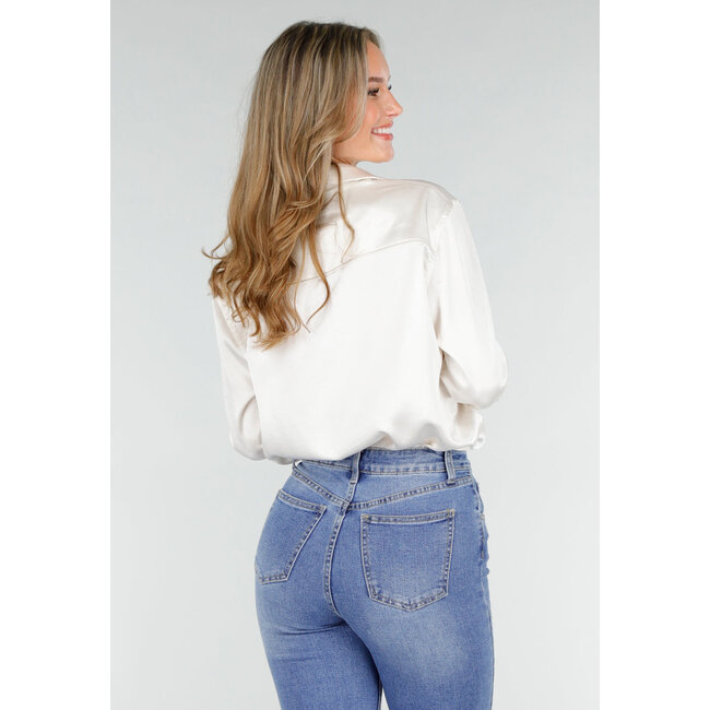 Weiße Satinbluse mit langen Ärmeln und Knopfleiste