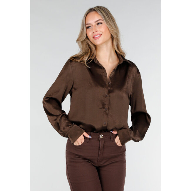 Braune Satinbluse mit langen Ärmeln und Knopfleiste