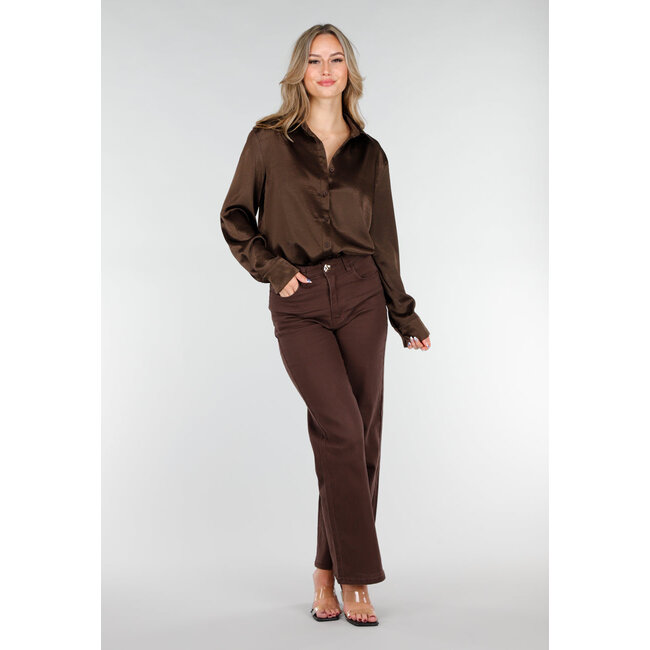 Braune Satinbluse mit langen Ärmeln und Knopfleiste