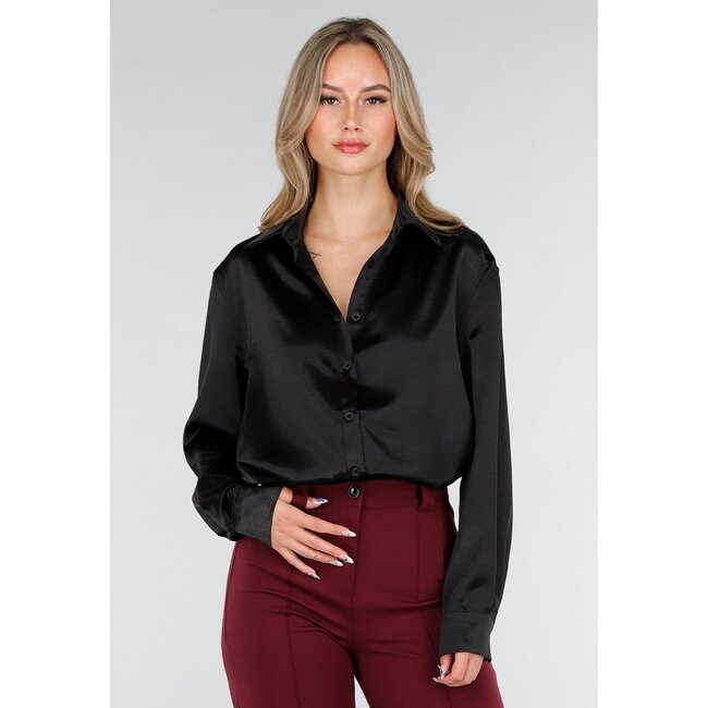 Schwarze Bluse in Satinoptik mit langen Ärmeln und Knopfleiste