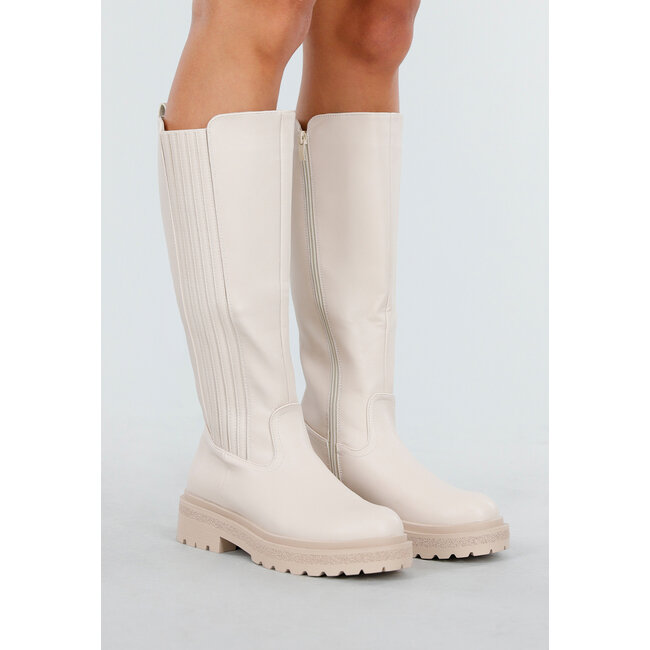 Beigefarbene hohe Stiefel mit klobiger Sohle