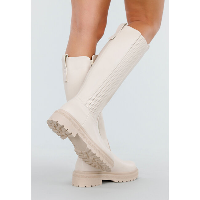 Beigefarbene hohe Stiefel mit klobiger Sohle