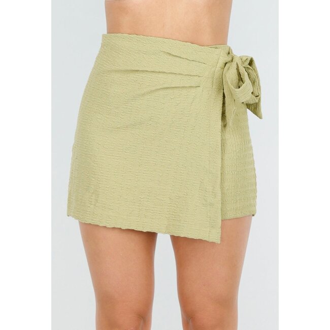 Olivgrüner Skort mit Revers und Schleifendetail aus Leinenstoff