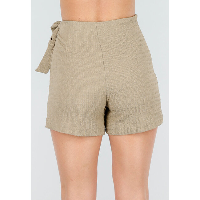 Beigefarbener Skort mit Revers und Schleife aus Leinenstoff