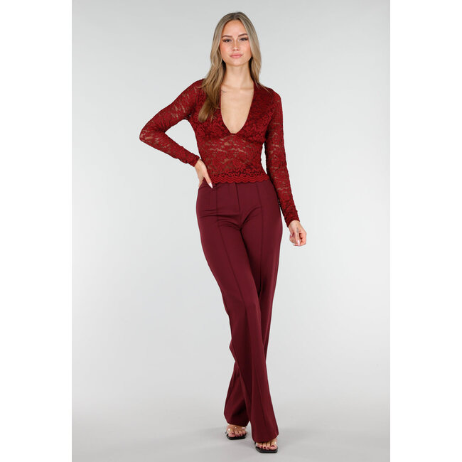 Bordeauxrotes Crop Top mit Spitze und langen Ärmeln