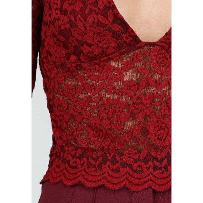 Bordeauxrotes Crop Top mit Spitze und langen Ärmeln