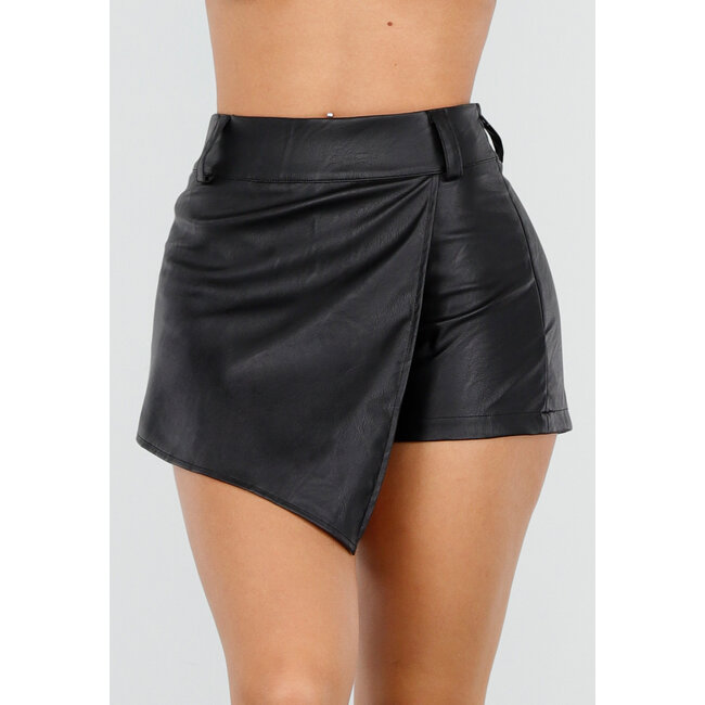 Schwarzer Lederlook-Skort mit asymmetrischem Überwurf und Stretch