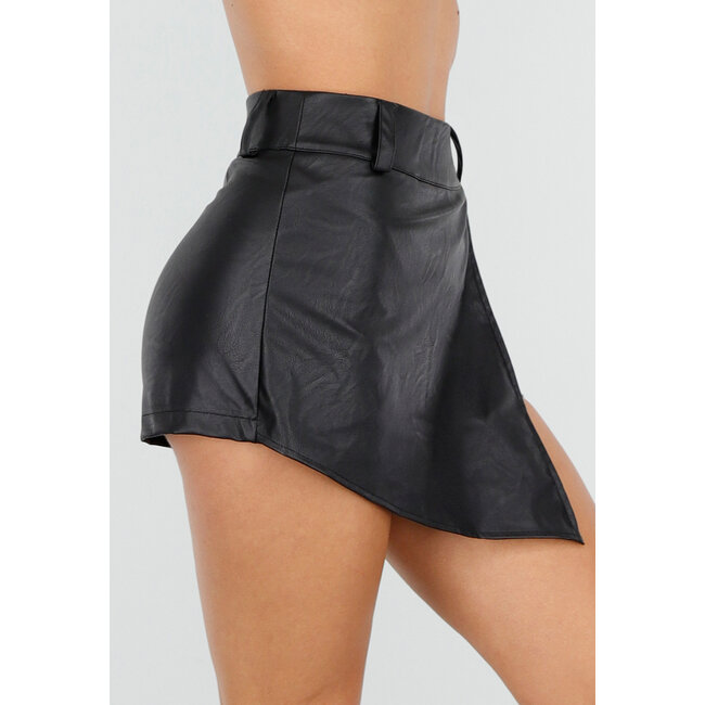 Schwarzer Lederlook-Skort mit asymmetrischem Überwurf und Stretch