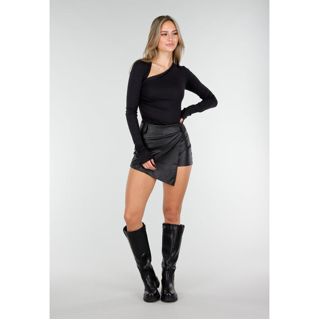 Schwarzes Oberteil mit asymmetrischem Ausschnitt und gerafftem Stretch-Schnitt