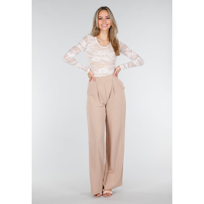Weißer Spitzenbodysuit mit Stretch und beigem Unterstoff