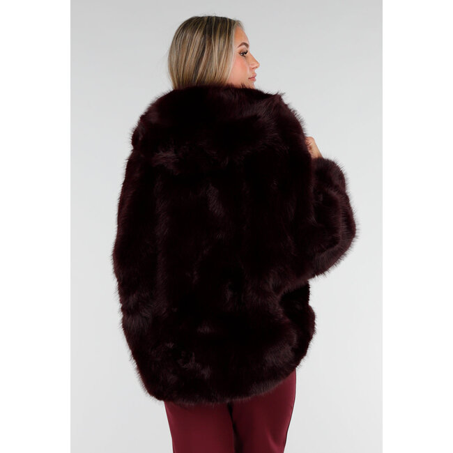 Bordeauxrote Kunstfelljacke mit Kapuze
