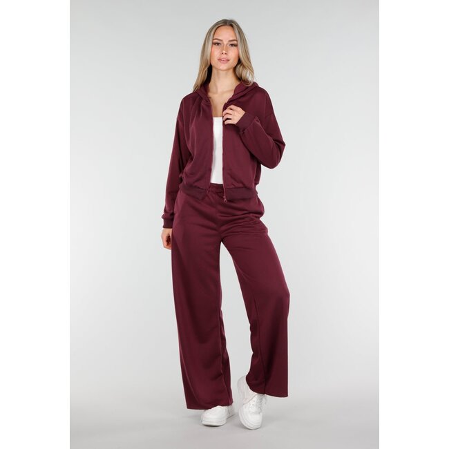Bordeauxrotes Jogging-Set mit Weste und weiten Hosen