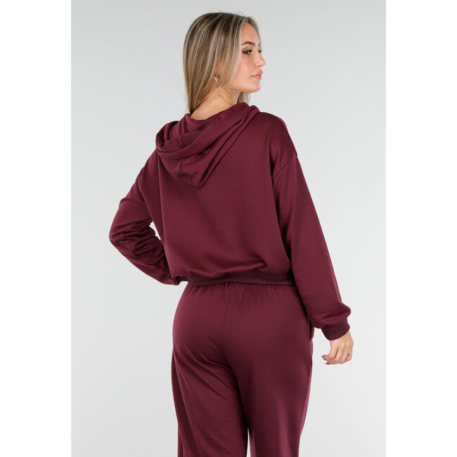 Bordeauxrotes Jogging-Set mit Weste und weiten Hosen