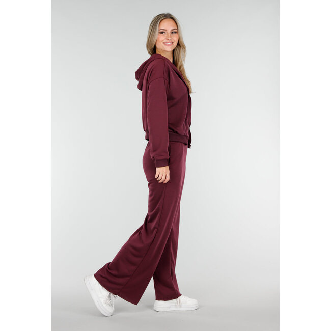 Bordeauxrotes Jogging-Set mit Weste und weiten Hosen