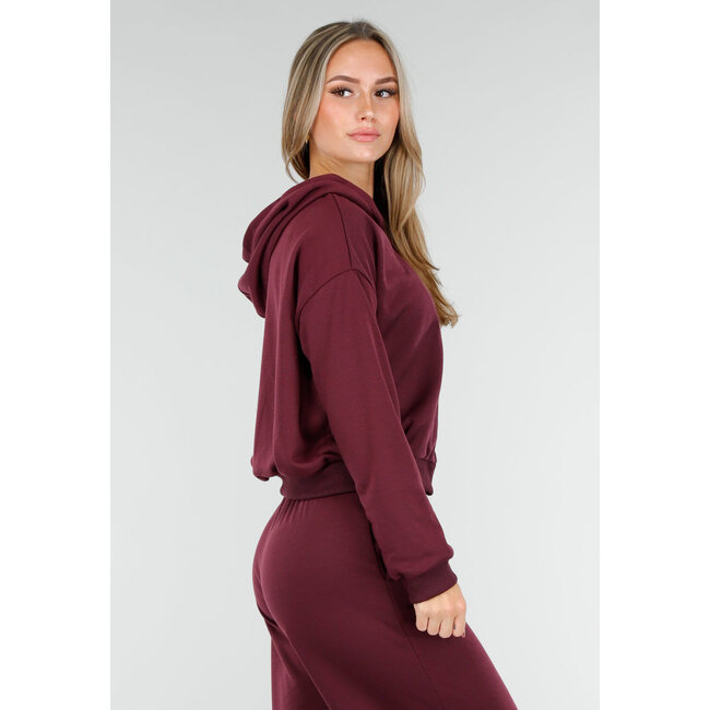 Bordeauxrotes Jogging-Set mit Weste und weiten Hosen