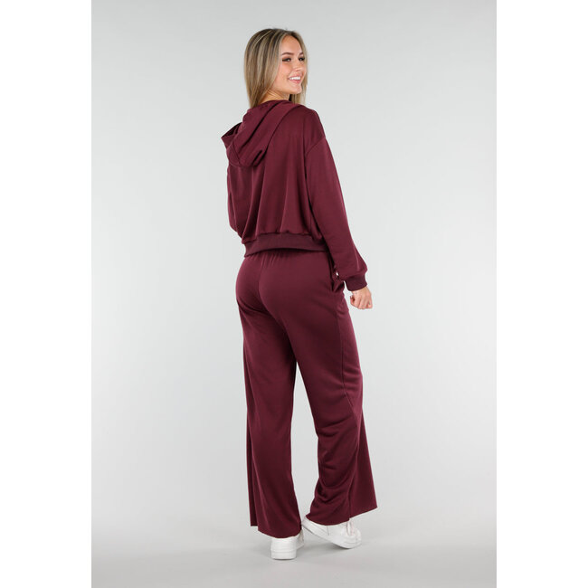Bordeauxrotes Jogging-Set mit Weste und weiten Hosen