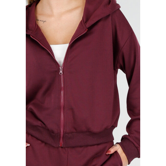 Bordeauxrotes Jogging-Set mit Weste und weiten Hosen