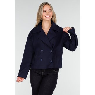 Blauer kurzer Trenchcoat