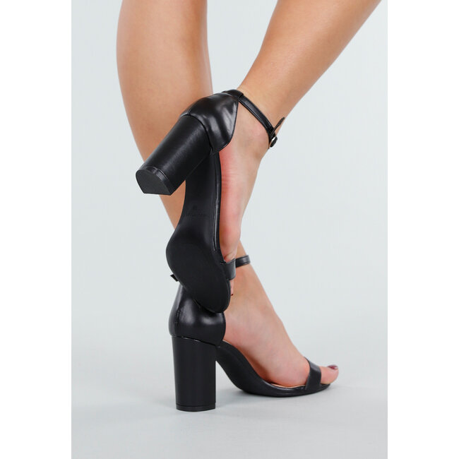 Schwarze Sandalen mit Fesselriemchen und Blockabsatz