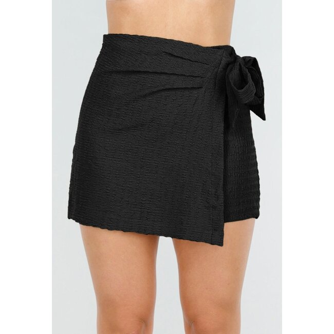 Schwarzer Stretch-Skort mit Schleifenverschluss und leicht strukturiertem Material