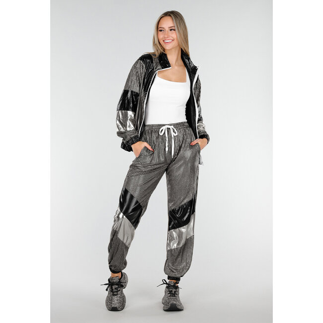 Silber-schwarzes Gabber-Anzug mit Retro-Glanz und sportlichem Stretch