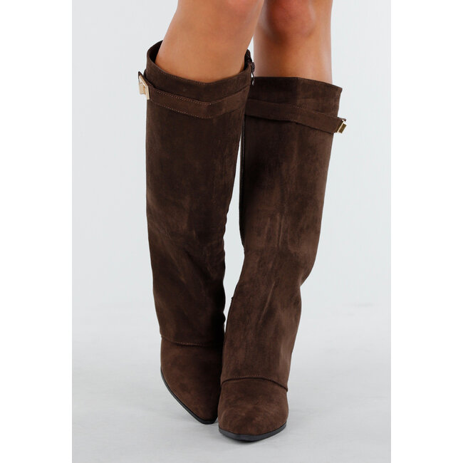 Braune Stiefel im Wildleder-Look mit goldener Schnalle
