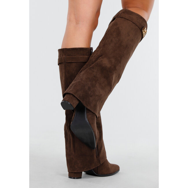 Braune Stiefel im Wildleder-Look mit goldener Schnalle