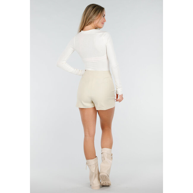 Cremefarbenes Oberteil mit asymmetrischem Ausschnitt und Falten-Detail