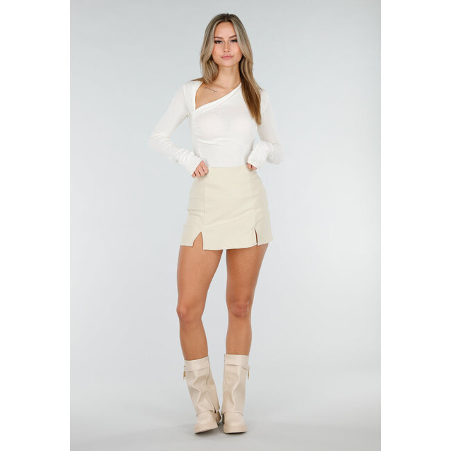 Cremefarbenes Oberteil mit asymmetrischem Ausschnitt und Falten-Detail