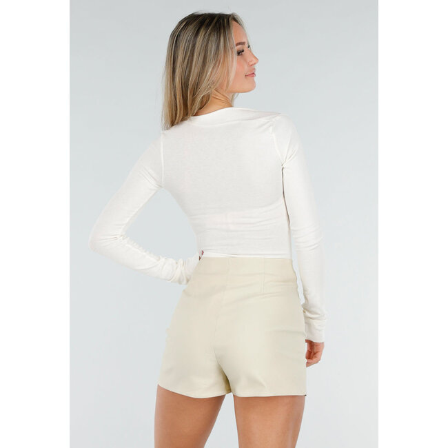 Cremefarbenes Oberteil mit asymmetrischem Ausschnitt und Falten-Detail