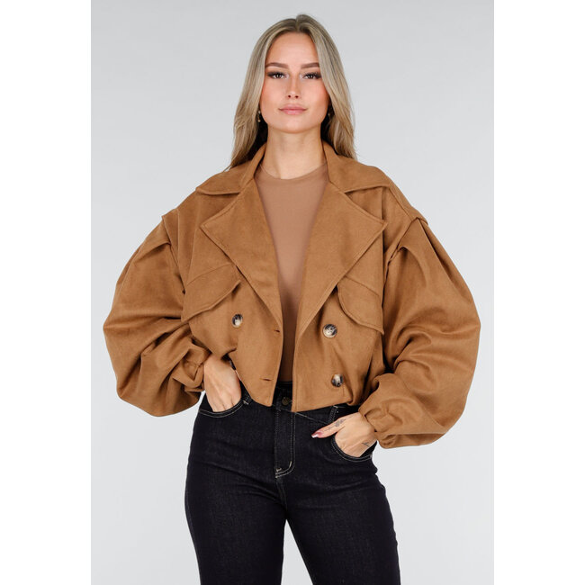 Camel-farbene kurze Jacke mit übergroßen Ärmeln und Knöpfen