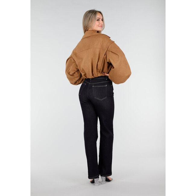 Camel-farbene kurze Jacke mit übergroßen Ärmeln und Knöpfen