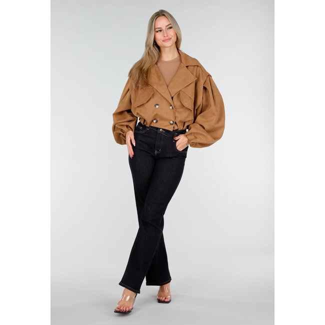 Camel-farbene kurze Jacke mit übergroßen Ärmeln und Knöpfen