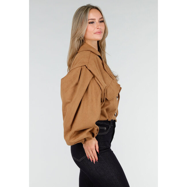 Camel-farbene kurze Jacke mit übergroßen Ärmeln und Knöpfen