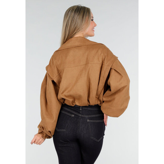 Camel-farbene kurze Jacke mit übergroßen Ärmeln und Knöpfen
