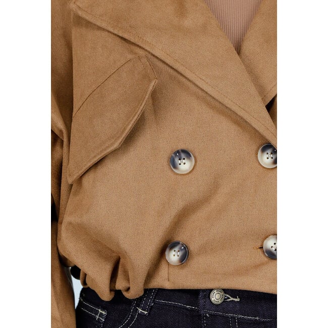 Camel-farbene kurze Jacke mit übergroßen Ärmeln und Knöpfen