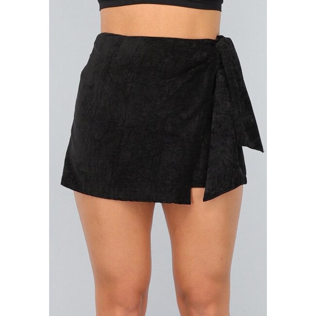 Skort mit Samtrevers und Schleifenverzierung