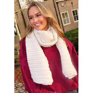 Schimmernder Schal aus Kabelstrick