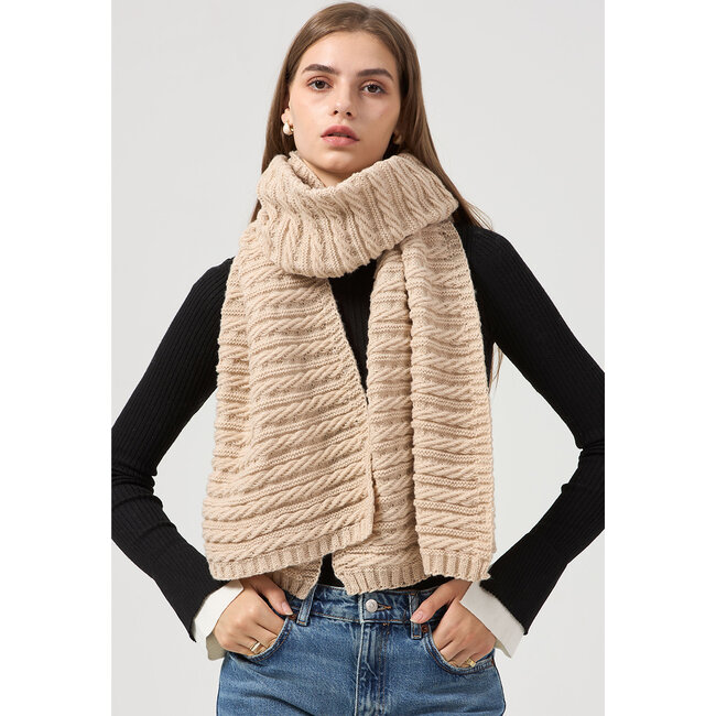 Schimmernder Schal aus Kabelstrick