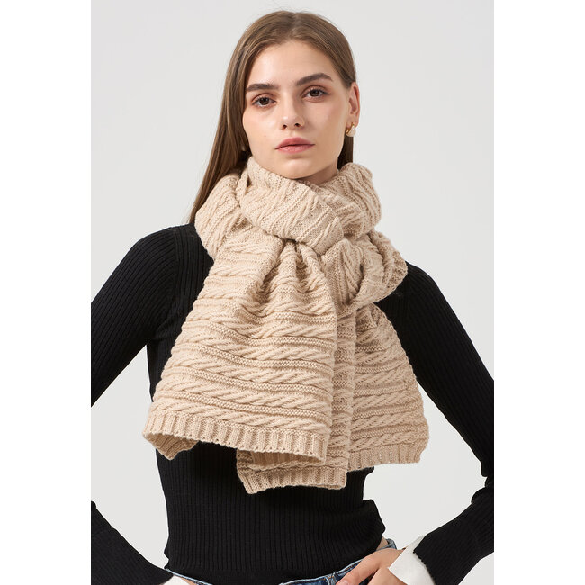 Schimmernder Schal aus Kabelstrick