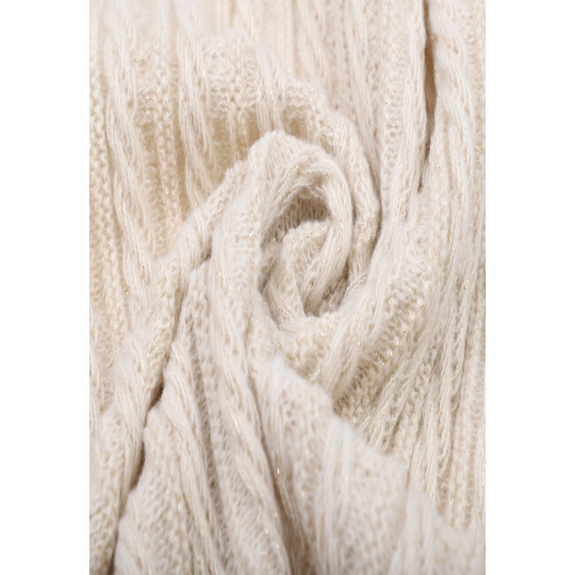 Schimmernder Schal aus Kabelstrick