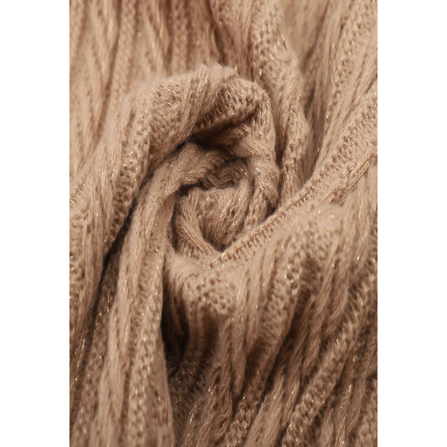 Schimmernder Schal aus Kabelstrick