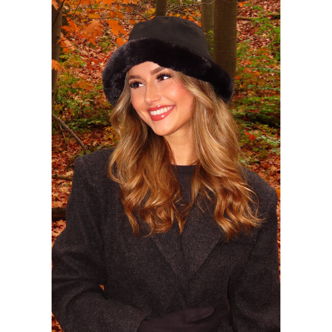 Eimerhut in Wildlederoptik mit Pelzfransen