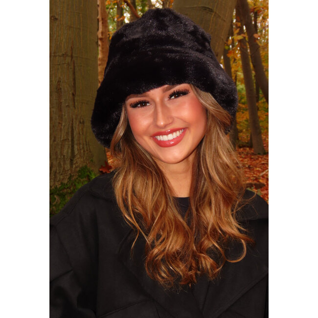 Eimerhut in Wildlederoptik mit Pelzfransen