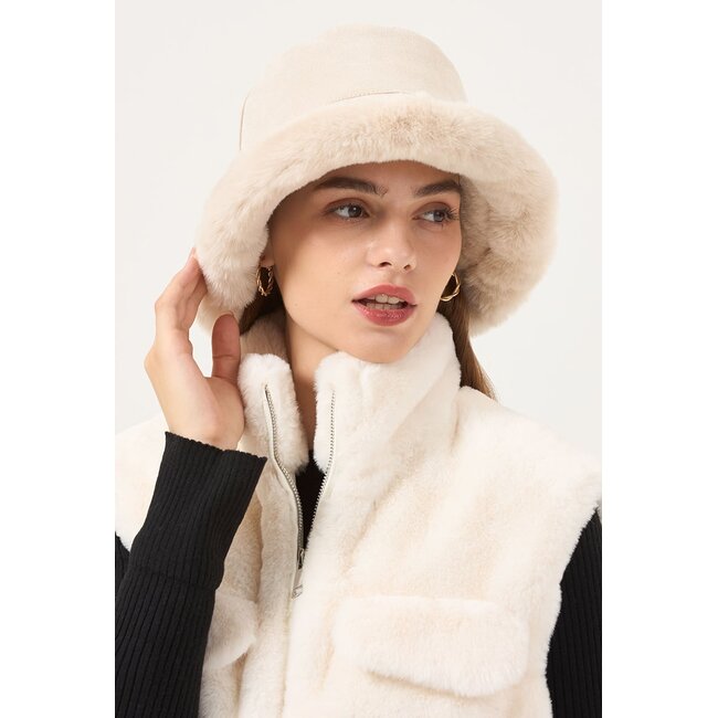 Eimerhut in Wildlederoptik mit Pelzfransen