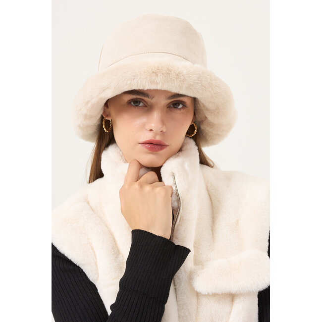 Eimerhut in Wildlederoptik mit Pelzfransen