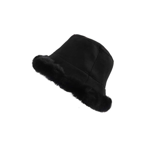 Eimerhut in Wildlederoptik mit Pelzfransen
