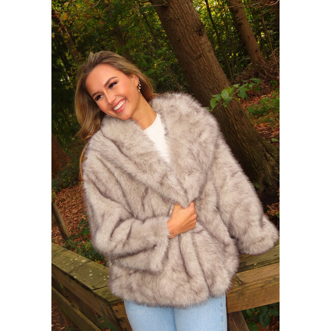 Taupefarbene Kunstfelljacke mit Kapuze