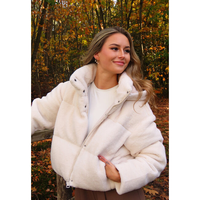 Weiße Teddy-Steppjacke mit Kapuze und hohem Kragen