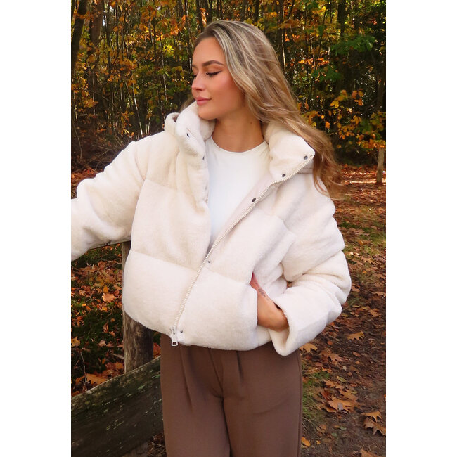 Weiße Teddy-Steppjacke mit Kapuze und hohem Kragen